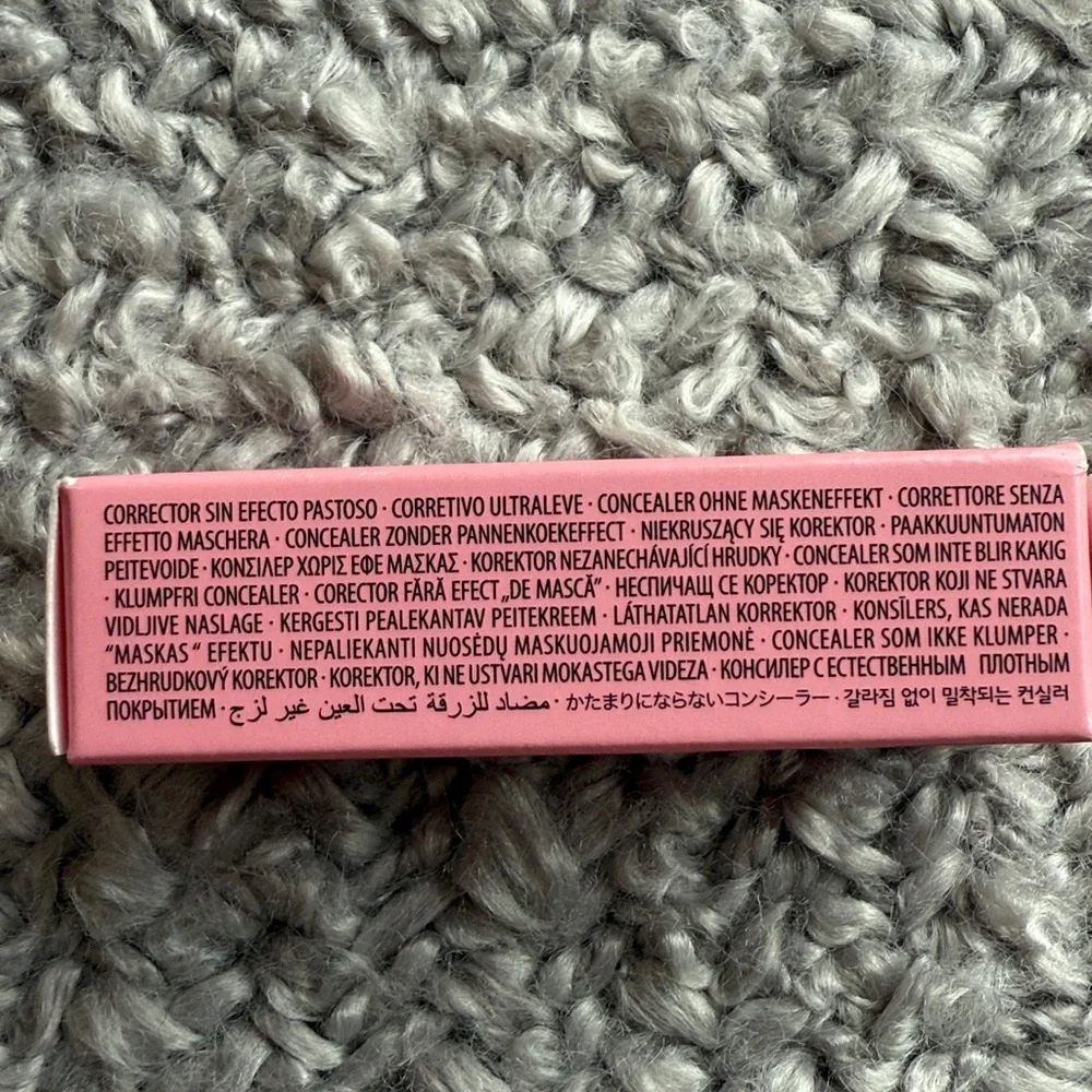 NIB Boi-Ing Cakeless Concealer mini in shade 4